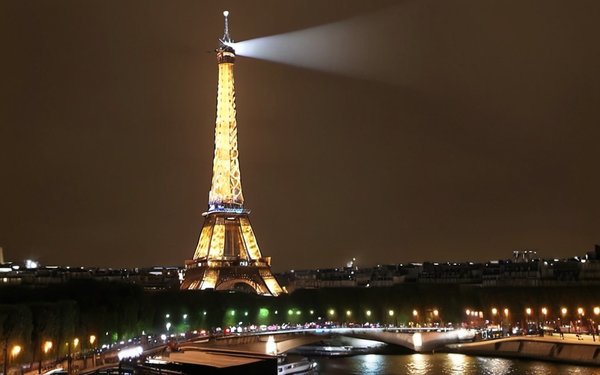 Ascension nocturne de la Tour Eiffel : un incontournable